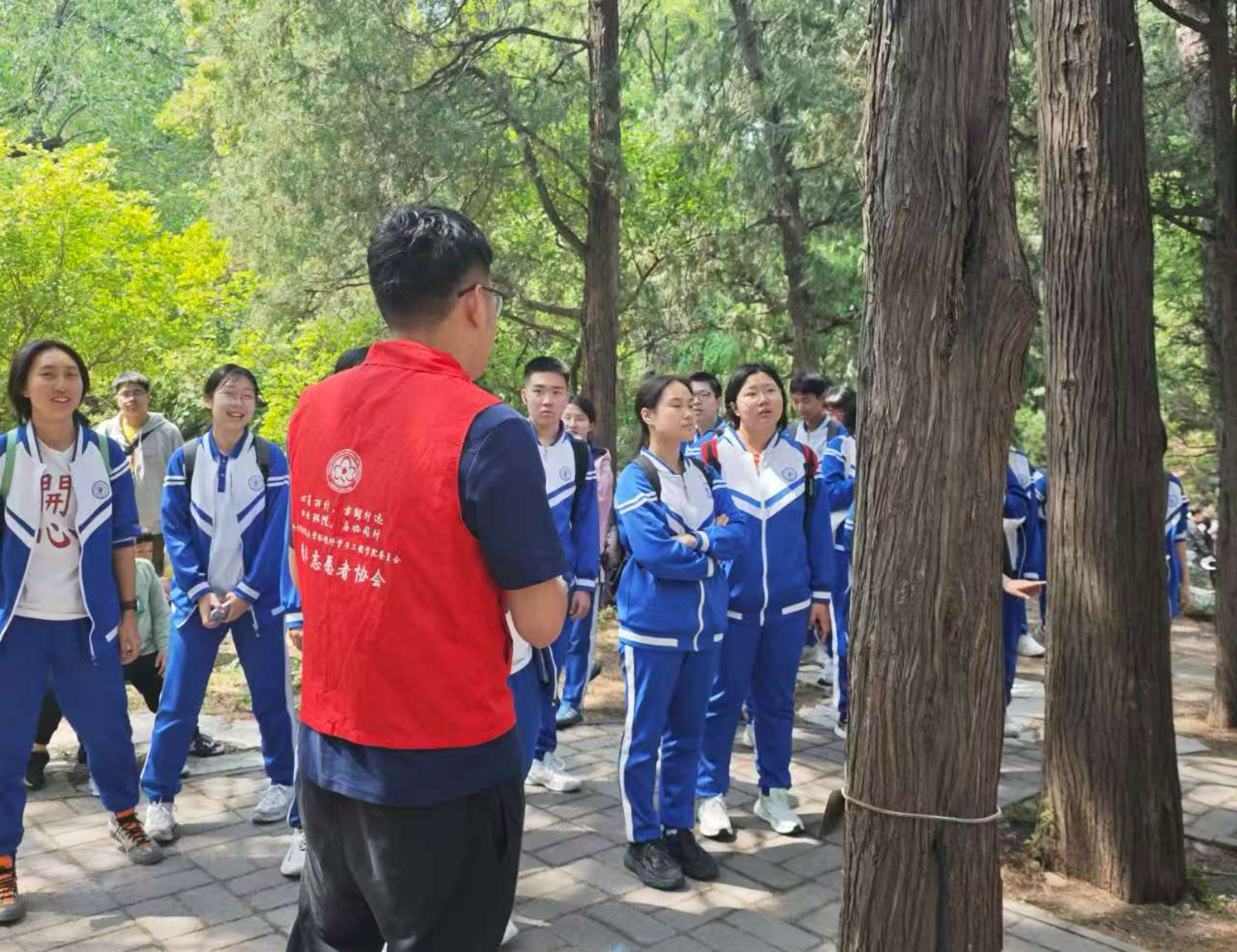 人们站在树下
AI 生成的内容可能不正确。